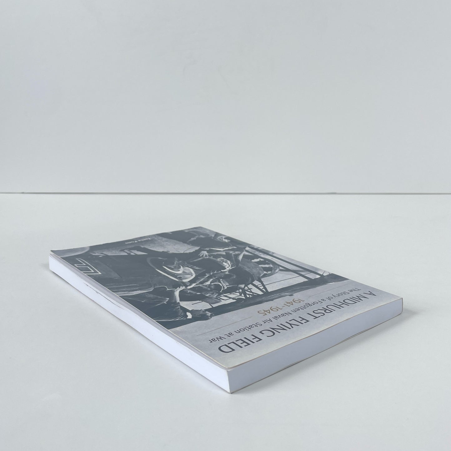 A Midhurst Flying Field, The Story Of A Forgotten Naval Air Station At War 1941-1945; Pons, Tania