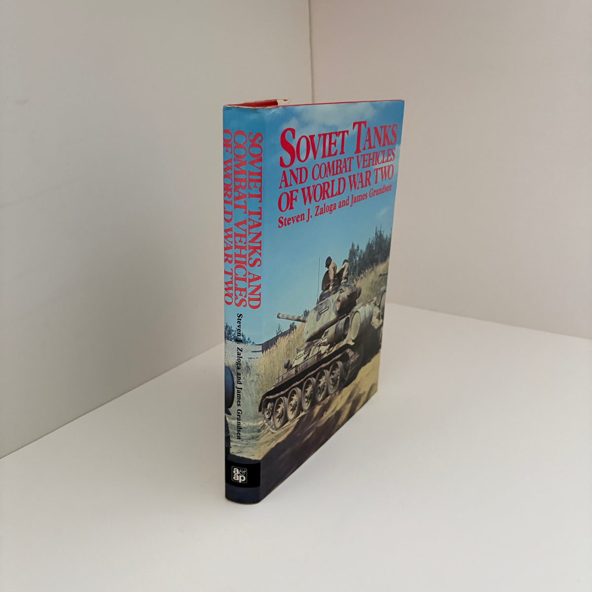 Soviet Tanks And Combat Vehicles Of World War Two; Zaloga, Steven J.; Grandsen, James