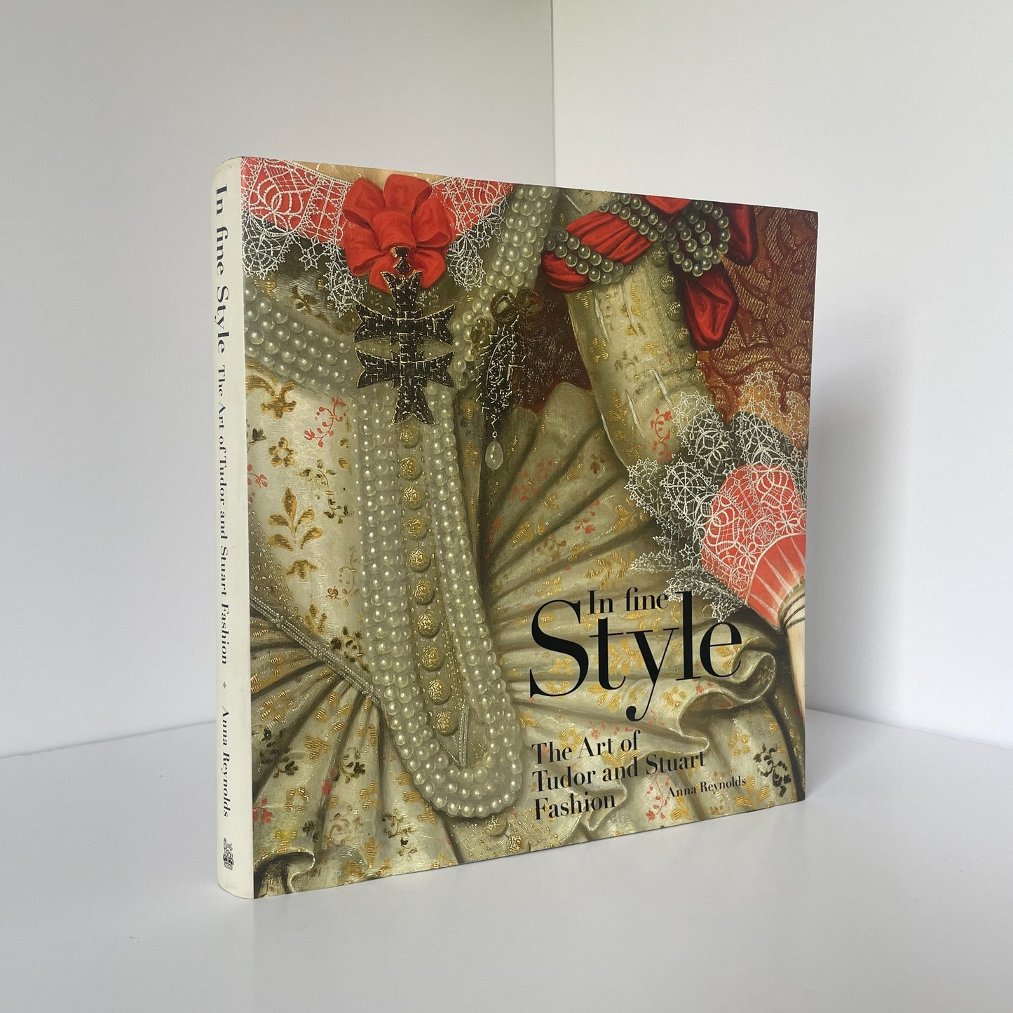 In Fine Style The Art Of Tudor & Stuart Fashion Reynolds Anna Hardcover Book